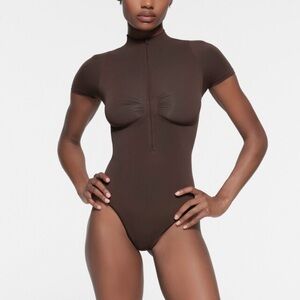 SKIMS Seamless Sculpt Zip Front T-Shirt Thong Bodysuit | Espresso size XS NWOT